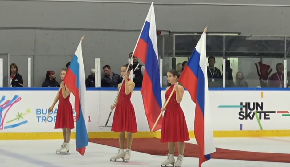 Ошибка с флагом России от организаторов турнира. Источник фото: YouTube канал MOKSZ Műkorcsolya