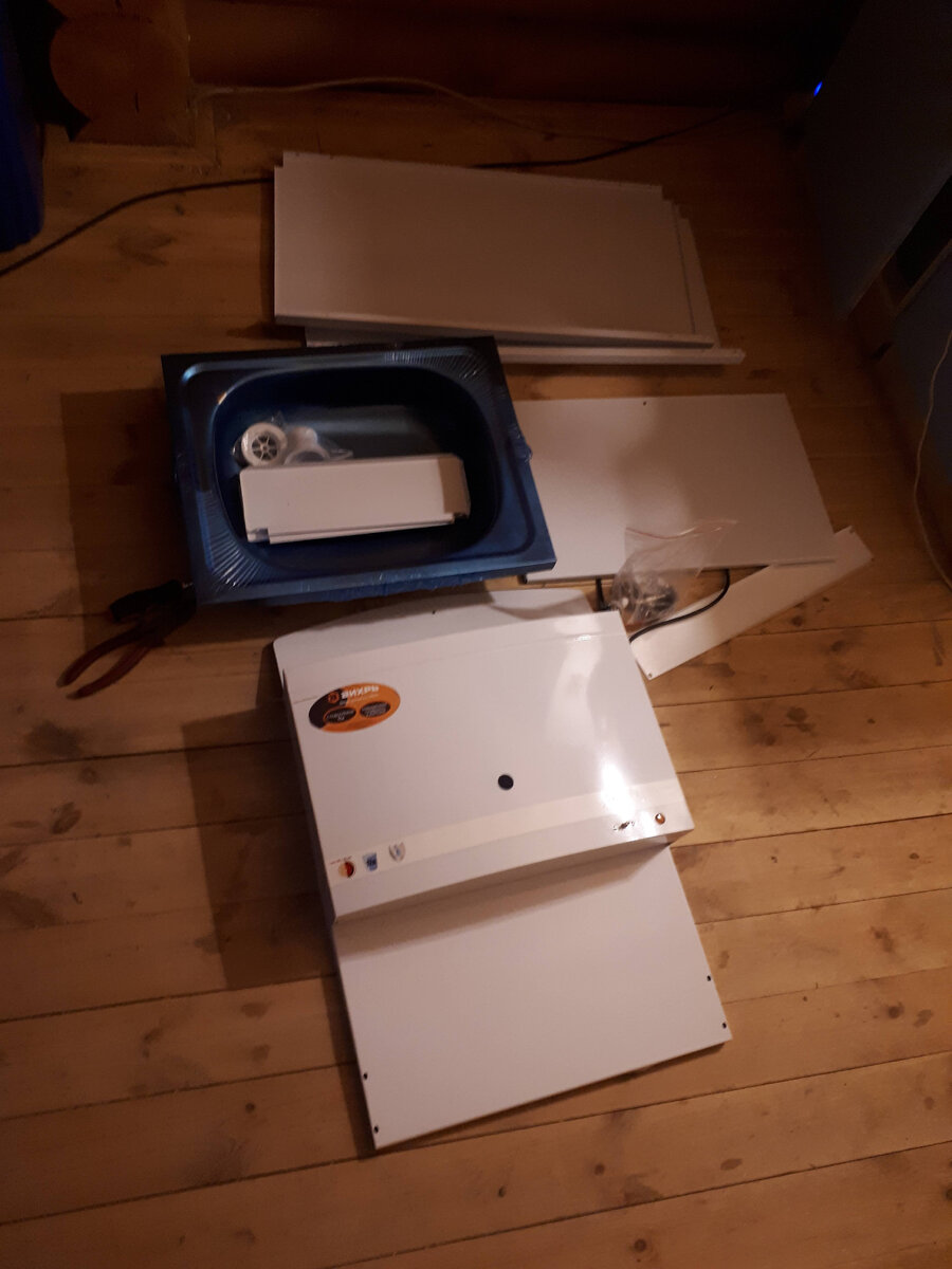 А вот содержимое коробки. Детали тумбы, собственно умывальник, раковина, метизы для сборки, кран и слив для раковины (без сифона и гофры). Ну и конечно инструкция. Если бы она была мне нужна для сборки, то инструкция так себе. По ней точно никто ничего никогда не соберёт))