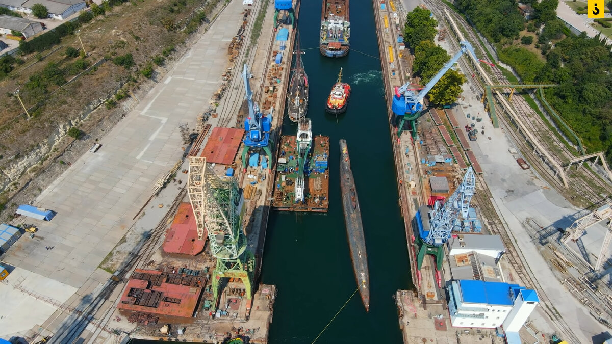 Транспортировка подлодки в сухой док на Северной стороне. Скриншот с канала - Индустриальный Канал