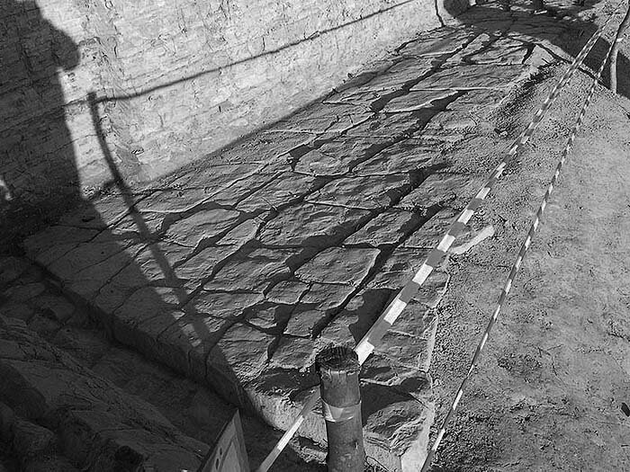 Искусственное покрытие тропинки на склоне боснийской лжепирамиды. Изображение взято из книги А. Ю. Склярова "Пирамиды: загадки строительства и назначения", издательство ВЕЧЕ, 2013