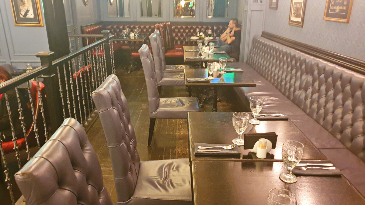 Помост с диванами