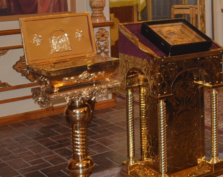 Слева ларец с частицами мощей