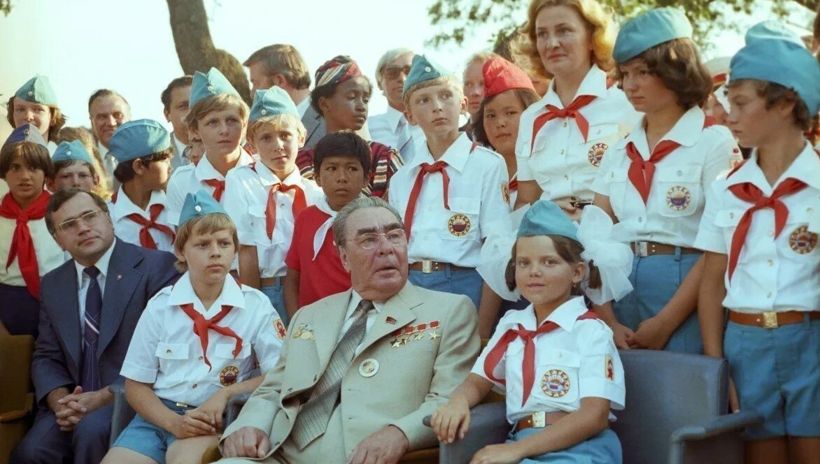 Л.И.Брежнев в пионер лагере Артек .
