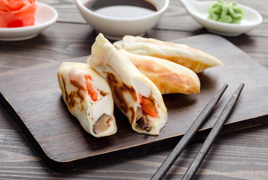 Чикен спринг ролл. Спринг роллы с микрозеленью. Вьетнамские спринг роллы из рисовой бумаги. Спринг роллы это. Спринг роллы овощные.