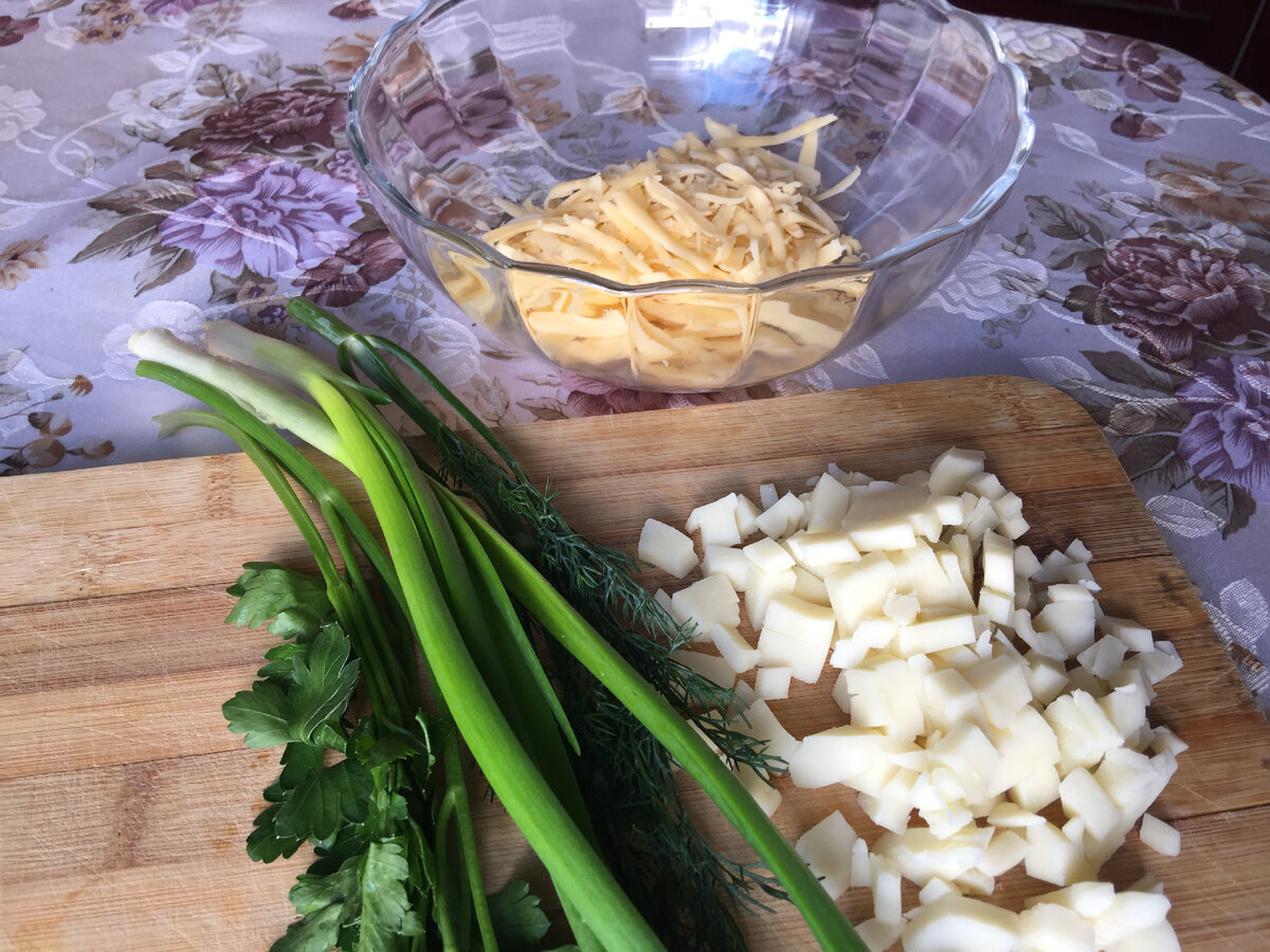 Твёрдый сыр натираем на терке, а моцареллу нарезаем небольшими кусочками