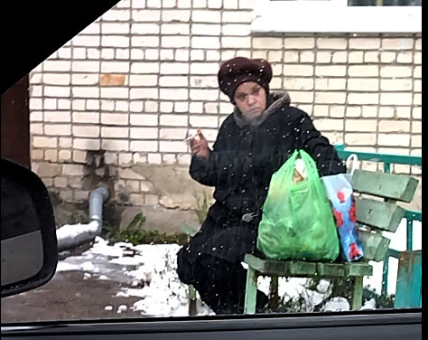 Во дворе из одного домов, по моей улице)))