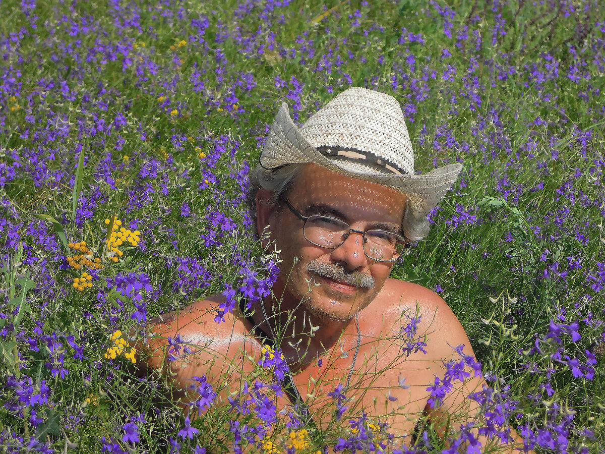 11.07.2021. В 4 км от пос. Углегорский . Я и дельфиниум в Игнатовской балке. Фото ВВП. (2)