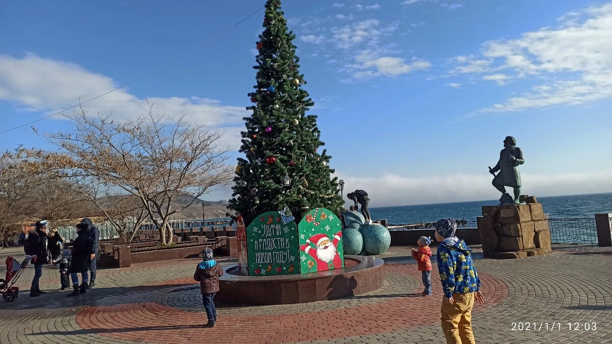 Гуляли почти в кофтах) 