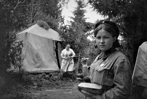 Медсестра в госпитале с АППАРАТОМ БОБРОВА, 1942 год. Фото с сайта https://ru.wikipedia.org/wiki/Аппарат_Боброва