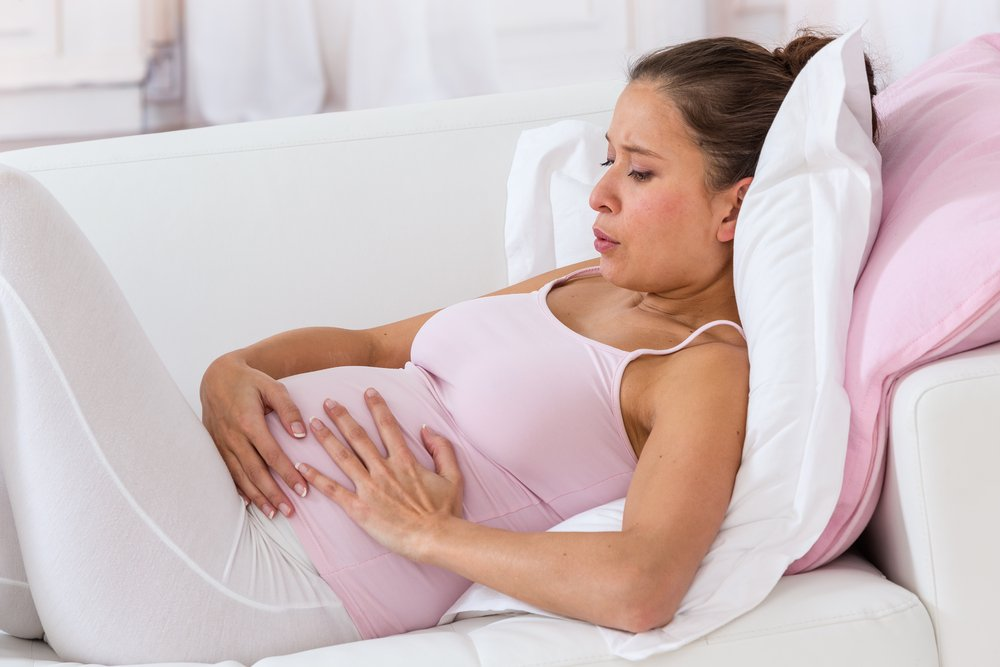 Боли во время беременности. Беременность схватки. У беременной женщины схватки. Беременная перед родами. У беременной колит в животе.