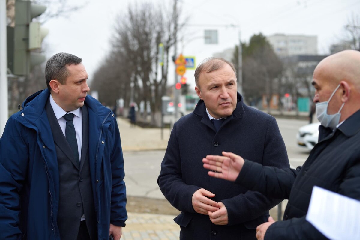 Глава Республики Адыгея Мурат КУМПИЛОВ (в центре)