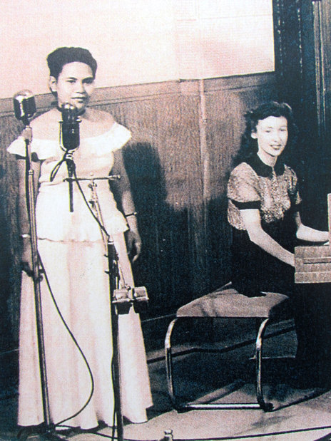 Мавис (слева) в конце сороковых выступает в Окленде