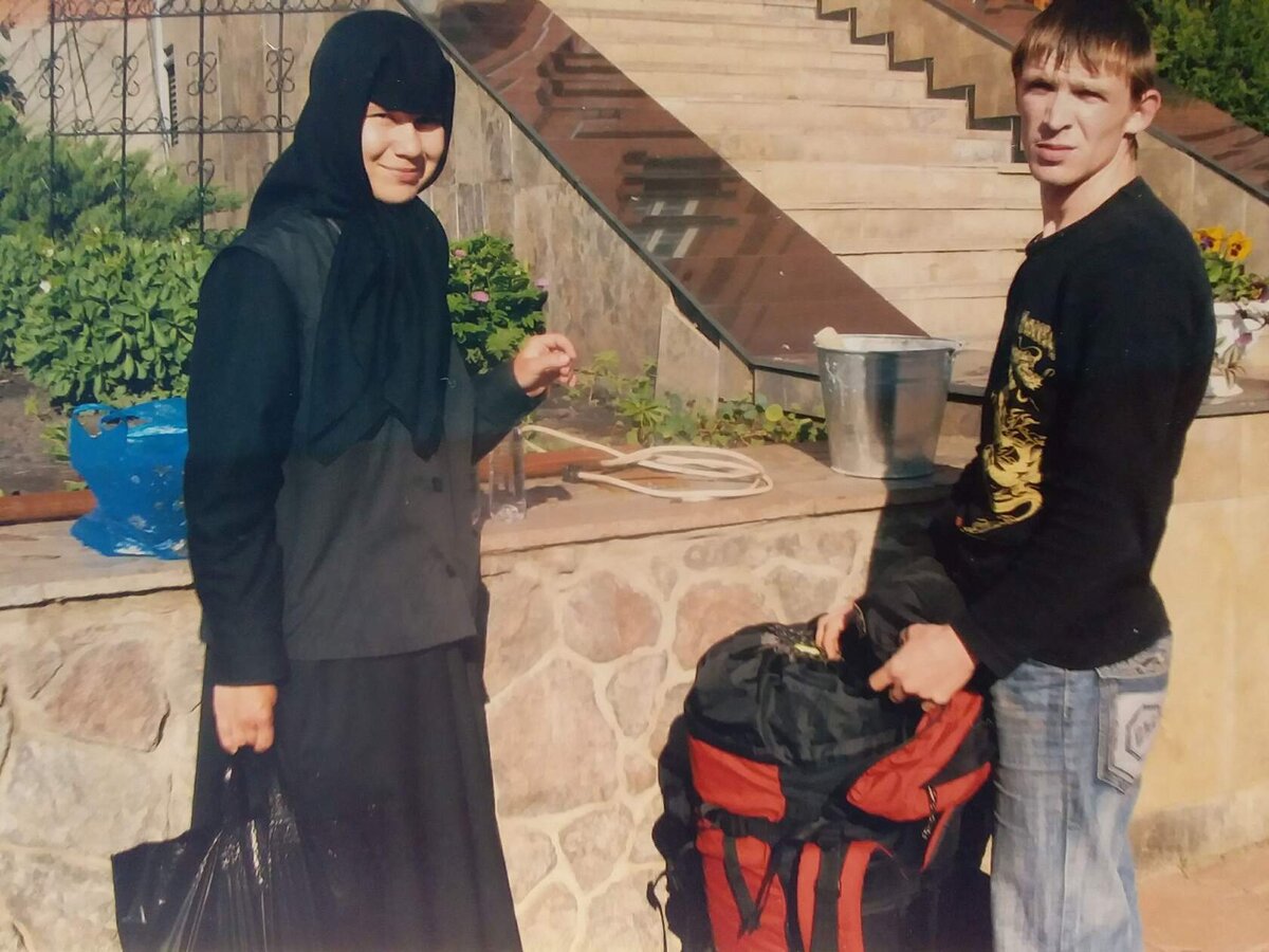 На этом фото моя дочка послушница Надежда и сын Павлик. Сейчас живет в Белоруссии и, он многодетный отец- 6 детей!  Ко мне приехал без денег, автостопом. 