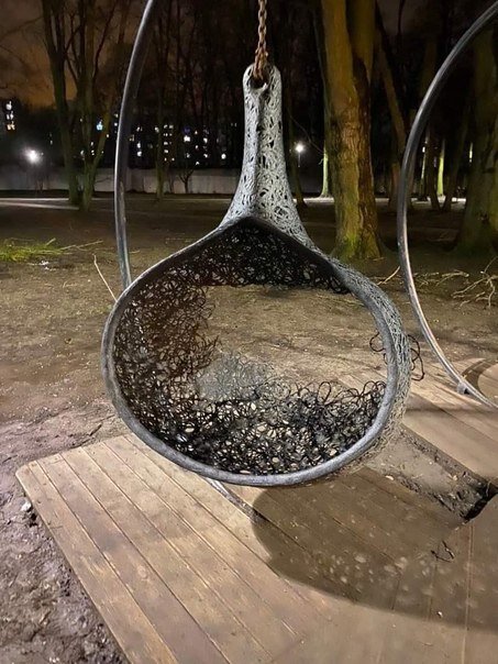 Жители Московского района пожаловались на поломанные качели в новом сквере на Киевской