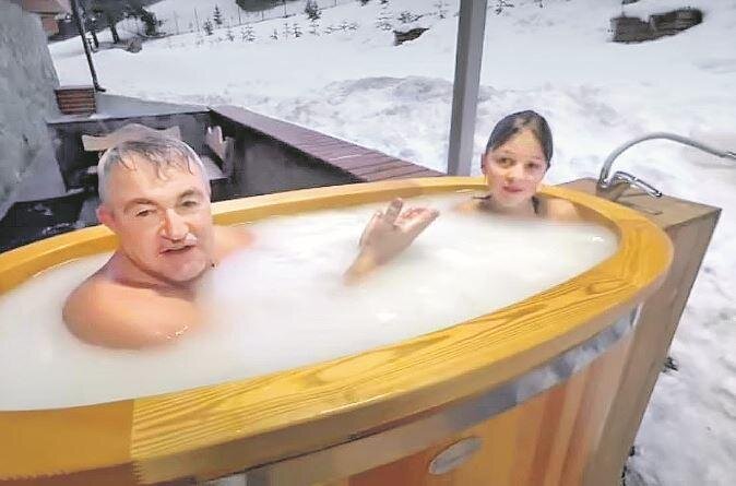 Водные процедуры особенно хороши на открытом воздухе, считает Дмитрий. Даже зимой. Фото: соцсети