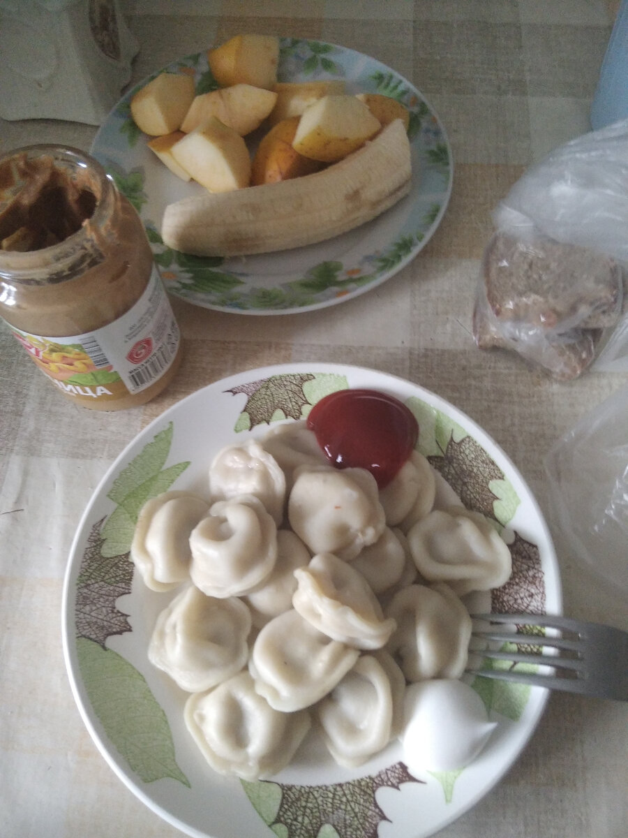 На обед пельмени, фрукты