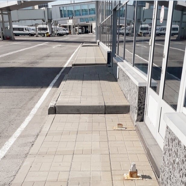 Ступеньки тротуара на выходах пассажиров в автобусы российской галереи