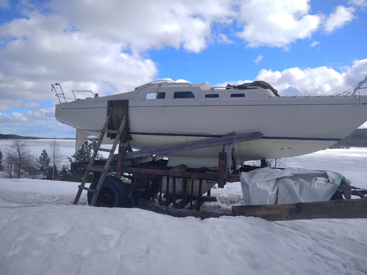 Яхта просыпается от зимней спячки 