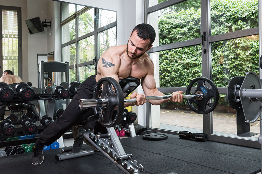     Как правильно выполнять паучьи сгибания на бицепс: техника, ошибки, акценты