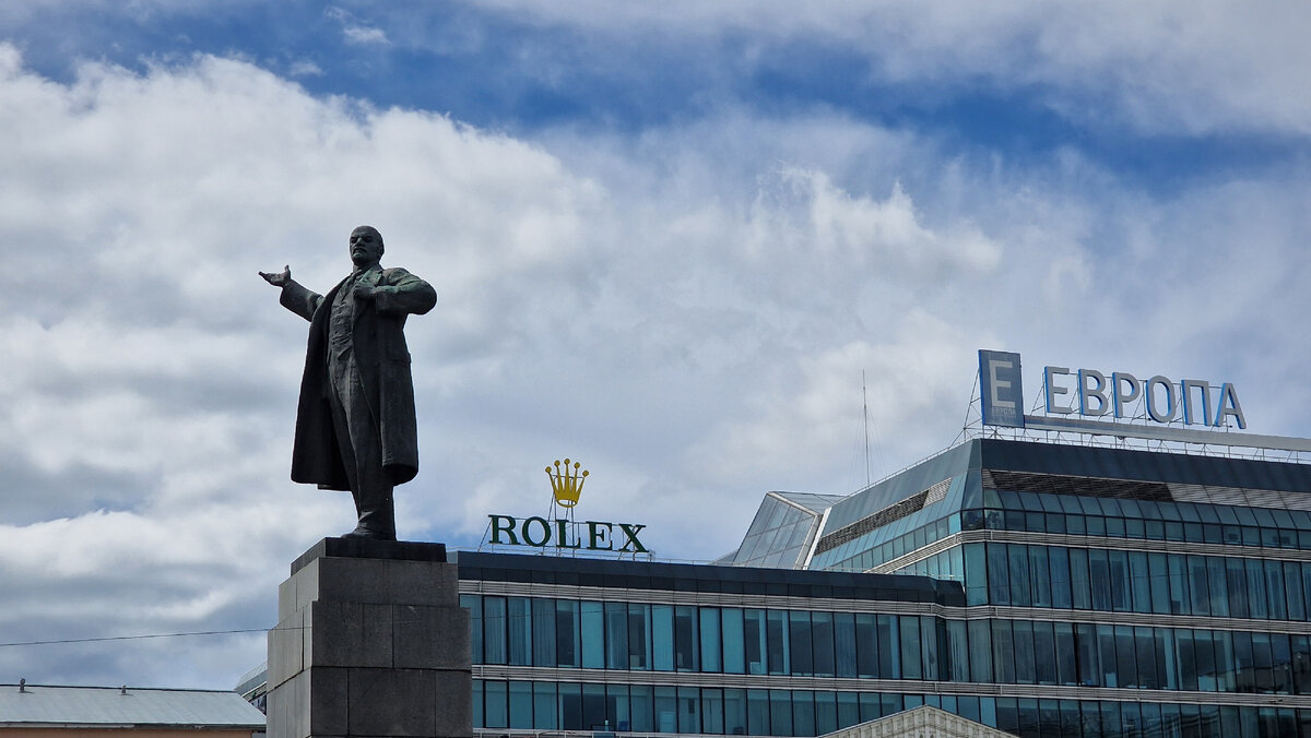 Памятник Ленину на центральной площади Екатеринбурга. А почему бы и нет.  фото: Вячеслав Волков