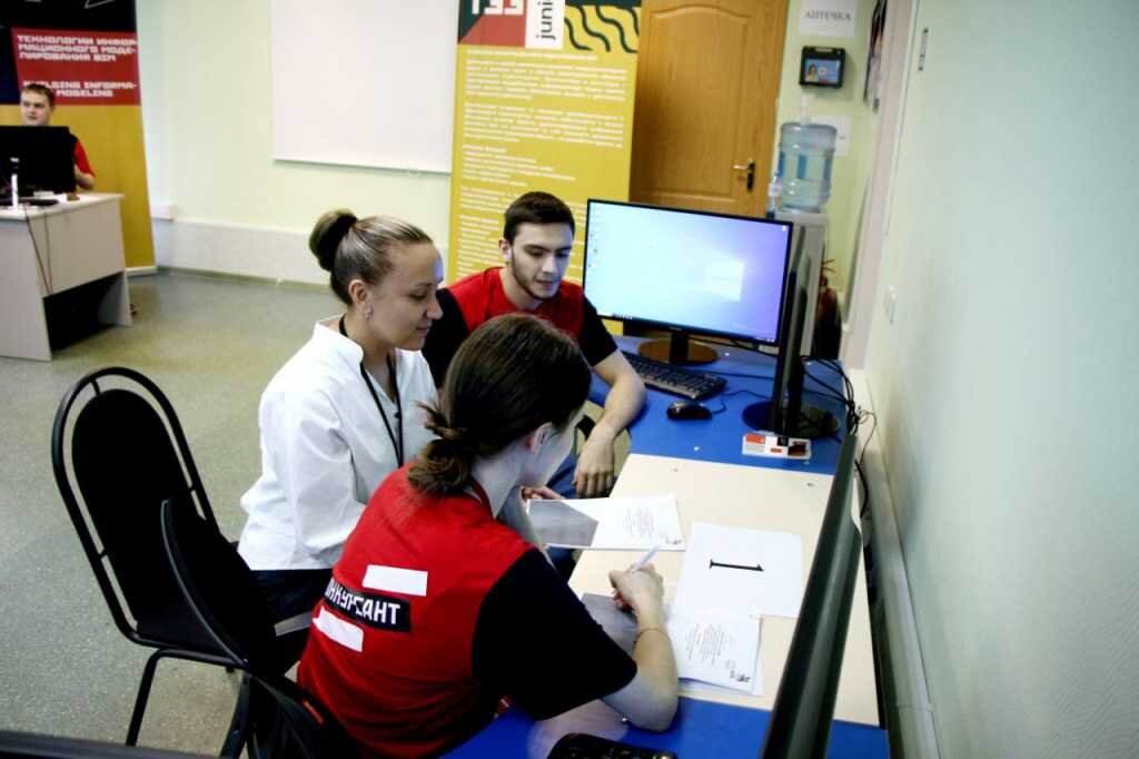 - Нужно быть целеустремлённой, амбициозной, постоянно развивающейся личностью – наверное, это главное.

Чему вы учите студентов?

- Моя компетенция «Технология информационного моделирования BIM». Building Information Modelling.

А если совсем просто, для широкой аудитории?..

- Мы занимаемся созданием цифровых информационных моделей зданий и сооружений. Это нужно в градостроительной отрасли в проектной деятельности для того, чтобы проходить госэкспертизу, чтобы заказчик мог пользоваться моделью. Цифровая информационная модель существует вместе со зданием, т.е. весь жизненный цикл здания она проходит – от проекта до утилизации объекта.

В прежние времена считалось, что проектирование – дело сложное, и только люди с высшим образованием могли им заниматься. Получается, сейчас что-то похожее дают и в техникуме?

- Да. Но нужно понимать, что мои студенты не создают модели «с нуля». Они получают техническое задание на проектирование или готовое проектное решение и на основе этих данных создают информационную модель. Если совсем просто – это 3D-модель объекта, насыщенная дополнительно информацией о компонентах и элементах, из которых этот объект состоит.


Как вы сами пришли к этой деятельности и как давно?

- По диплому я – педагог профессионального обучения по специализации «Дизайн и компьютерная графика». Более 10 лет работала проектировщиком металлоконструкций. В 2017 году я пришла в Красноярский строительный техникум вести курс «Системы автоматизированного проектирования» (САПР), т.е. то, что делала сама, пришла учить этому студентов.

BIM появился у нас в 2019 году. Это совершенно иной подход к проектированию, нежели САПР. От использования компьютера как цифрового кульмана мы перешли на более высокую ступень проектирования – создание многоуровневой цифровой модели.

С чем связан хоть и через много лет, но всё-таки приход к преподаванию?

- Во-первых, по семейным обстоятельствам в связи с рождением ребёнка. А во-вторых, появилось осознание того, что я уже накопила много профессиональной информации и готова ей поделиться.

Насколько сложным для вас стал переход на принципиально иной метод проектирования?

- Мне это было несложно. Может быть потому, что я чуть-чуть творческий человек, немного ещё дизайном занимаюсь, с воображением и с пространственным мышлением у меня всё хорошо. А вот если брать моих коллег в техникуме… Может быть, потому, что я мало преподавала, мне проще?

У меня есть ещё одна полезная черта – я очень любознательный человек, занимаюсь саморазвитием – не в рамках рабочих задач, а в принципе. Я услышала аббревиатуру BIM, и мне стало интересно, а что это такое? Я стала читать и, когда погрузилась в тему, поняла, что это направление очень перспективное.

Если говорить откровенно, сейчас в России работает только двухмерное проектирование. Хорошо, если его делают на специальном программном обеспечении. Некоторые ещё вообще руками чертят… Но сейчас градостроительная отрасль очень активно перестраивается, принимаются новые акты и нормативы, в том числе о том, что теперь проекты должны содержать часть информационного моделирования. За рубежом много где это активно используют.



Не получается ли тогда ситуация, когда с одной стороны BIM не развивается потому, что нет специалистов, а с другой стороны вы готовите специалистов с неясной профессиональной перспективой – кому нужен специалист в том, чего ещё нет?

- Специалисты BIM-проектирования уже востребованы. С 2022 года все госконтракты, которые проходят по федеральному бюджетному финансированию, должны были проходить госэкспертизу в BIM-моделях. Сейчас из-за санкций (в BIM-проектировании ПО зарубежное) это требование до 2024 года немного ослабили.

В то же время в Москве, Петербурге, Казани очень многие проектные организации уже работают с информационными моделями и с ними проходят госэкспертизу. В принципе многие уже поняли преимущества информационных моделей, используют их в дальнейшем, когда здание уже введено в эксплуатацию. Поэтому у меня бывают случаи, когда кто-то из других регионов узнаёт (по линейке WorldSkills мы общаемся) о моих студентах, звонит и спрашивает: «У вас есть выпускники, которые могли бы приехать к нам работать и делать эти самые информационные модели? Дайте нам этих ребят». Так что это профессия уже сейчас очень востребованная и высокооплачиваемая.

В преподавании мало самому быть высококлассным мастером в той или иной профессии. Надо уметь доносить свои знания и навыки до других людей…

- Конечно! Педагогические навыки никто не отменял. Если я хороший инженер, но не умею общаться с аудиторией, не знаю приёмов, как вести занятия, как выстроить методику преподавания – хороший результат получить невозможно. Но и с другой стороны – если ты очень хороший педагог, но теоретик и не знаешь компетенцию с практической точки зрения, ты никогда, например, не воспитаешь чемпиона WorldSkills. Нужны оба таланта – быть профессионалом своего дела и быть педагогом при этом и даже психологом.

Мы с моими студентами уже два года активно участвуем в чемпионатных линейках. У меня в 2020 году было две команды, на региональном чемпионате они заняли 1-е и 3-е места. А в этом году – снова 1-е и 3-е места в регионе, и на отборочных соревнованиях, приравненных к национальному финалу, где участвовали 23 команды из разных уголков России, мы выиграли медальон за профессионализм.



Вы преподаёте в техникуме с 2017 года. На ваш взгляд, меняются ребята, которые приходят получать профессии в учреждения среднего профессионального образования (СПО)? Ведь раньше в профобразование в основном шли те, про кого часто говорили: «На тебе Боже, что нам не гоже…» А сейчас в некоторых учреждениях на некоторые специальности конкурсы как в вузах.

- Сейчас высшее образование по большей части платное. Поэтому из-за недостатка бюджетных мест в вузах к нам приходят хорошо подготовленные дети с высокими баллами. При этом всё больше тех, кто приходит к нам в техникум осознанно, с твёрдым желанием получить ту или иную строительную профессию. Но, конечно, есть и «случайные люди»…

Эти дети не такие как мы. Они переваривают большой объём информации, они хотят всё и сразу.

Надо сказать, что перестраивается и сама система СПО. Мы теперь часто (каждые год-два) переписываем рабочие программы с учётом существующих реалий рынка труда, тогда как раньше они оставались неизменными десятилетия.

Хорошо, когда студент точно знает, чего он хочет. Но ведь есть ещё индивидуальные свойства характера, физические особенности организма, которые могут помочь в желанной профессии, но могут и навредить. Под занавес нашего разговора подскажите, какие свойства нужны для перспективной профессии, которой вы учите ребят?

- Если говорить про склонности и таланты, я бы выделила рисование. Причём желательно объёмное – современные компьютеры и программы позволяют детям этим заниматься. На самом деле ребёнку может очень сильно нравиться проектирование, но, если у него нет пространственного мышления, ему будет очень трудно, если вообще возможно освоить профессию цифрового моделирования.