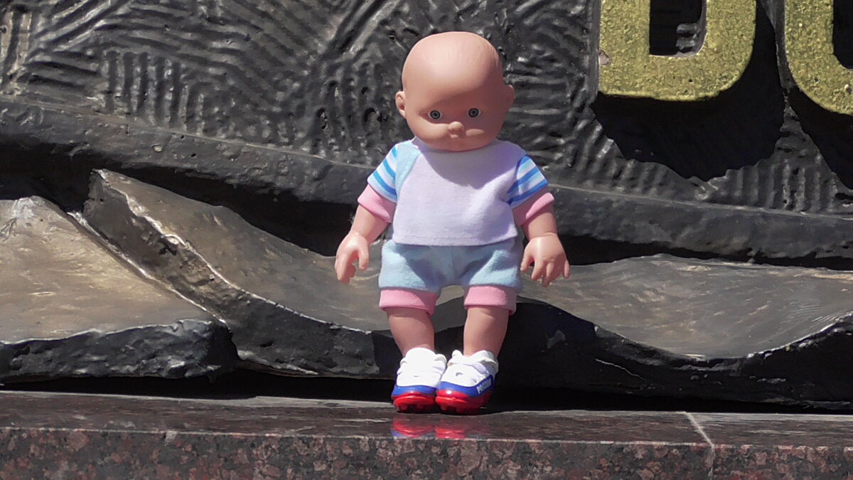 Вот такой вот " Малыш" возле стелы. Кроссовки одолжили у Мэдхен )