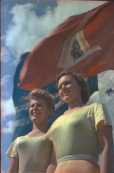 Девушки-спортсменки во время проведения VI Всемирного фестиваля молодежи и студентов. Иван Шагин, 28 июля 1957 - 11 августа 1957 года, г. Москва, МАММ/МДФ.