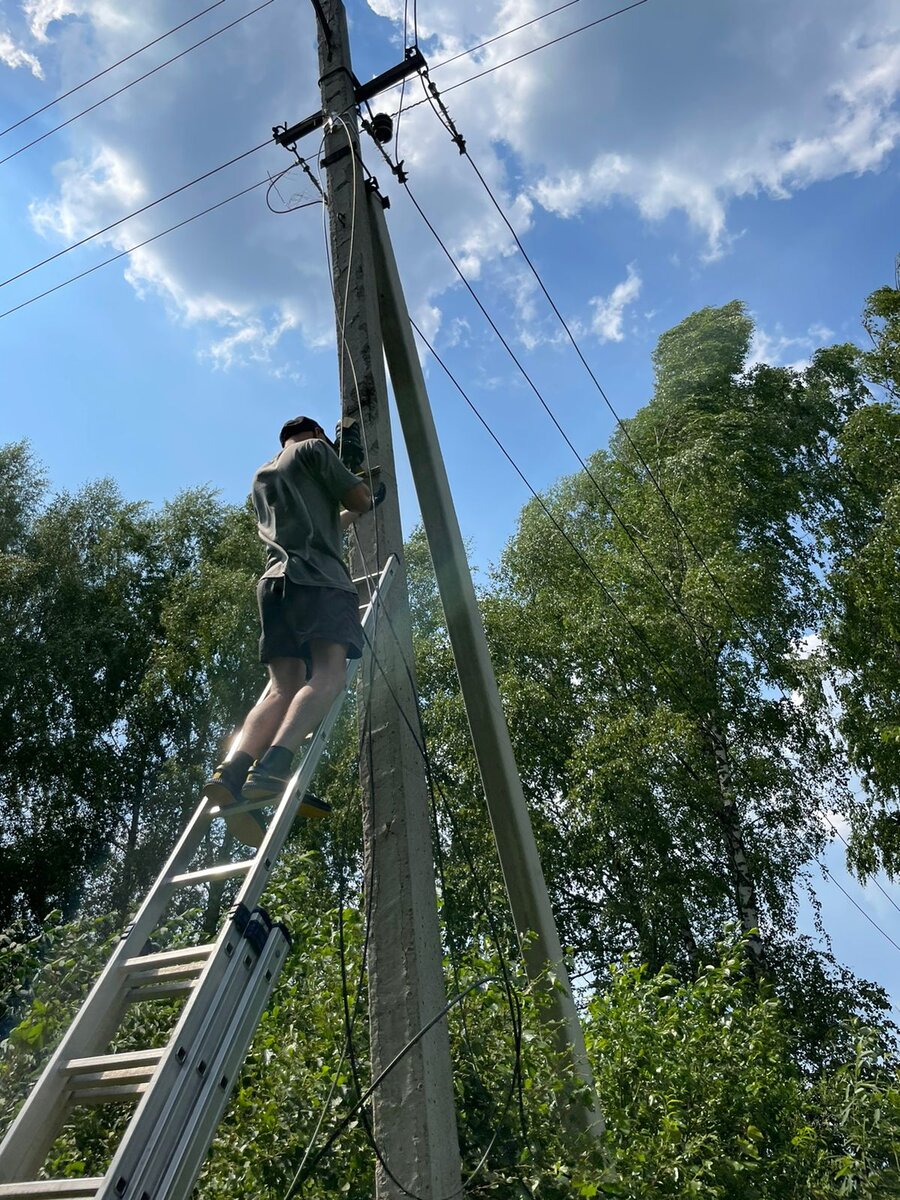 Не редко к нам обращаются клиенты которые только начали заниматься строительством ВОЛС и еще не знают что им действительно нужно для их работы и не разбираются в марках оборудования! Не знаю 🤷‍♂️ 
❗️Во первых наши профессиональные менеджеры всегда подробно проконсультируют и помогут подобрать то что нужно именно Вам, учитывая все нюансы Вашей работы и бюджет! 
❗️Во вторых в наших сервисных центрах можно пройти обучение сварке волокна, познакомиться с работой и меню сварочного аппарата, научиться идеально сваривать волокно

Если Вы собираетесь  погрузиться в мир ВОЛС, Вам для работы точно понадобится:

✅Автоматический сварочный аппарат для сваривания оптических волокон- бывают магистральные, городские и так называемые аппараты плоского профиля, с юстировкой волокна по оболочке и сердцевине, с разным количеством моторов, разных производителей: Корея, Китай, Япония ну и конечно разной ценовой категории!
✅Рефлектометр оптический - прибор позволяющий выявлять потери и обрывы на линии, с полной информацией о потерях(показывает рефлектограмму) они так же бывают для разных длин волн, специально для сетей PON и разным динамическим диапазоном, который измеряется в Дб.
✅Скалыватель оптических волокон (как правило всегда идёт в комплекте со сварочным аппаратом)- очень важный инструмент для работы с волокном, без него не получится сварки! 
Т.к. что бы сварить волокно необходим идеально ровный скол. 
Они бывают автоматические и полуавтоматические с бункером для сбора волокна и без него.
✅Набор инструментов для зачистки и подготовки кабеля к сварке- можно конечно купить все инструменты по отдельности, но приобрести набор гораздо выгоднее, так как в него входят все инструменты которые Вам могут понадобится и все это находится в удобном металлическом кейсе или сумке (в зависимости от набора)
✅Визуальный локатор повреждений (VFL) так же называют этот прибор лазерной указкой, он позволяет выявить дефект кабеля на не больших расстояниях, классифицируется по мощности и дальности просвета. А 

Более подробно ознакомится со всем оборудованием Вы можете на нашем сайте, ссылка в шапке профиля!🙌🏻
Там же есть информация об офисах и наши контакты! 

Задавайте интересующие Вас вопросы в комментариях 👇🏼

https://fibertool.ru/