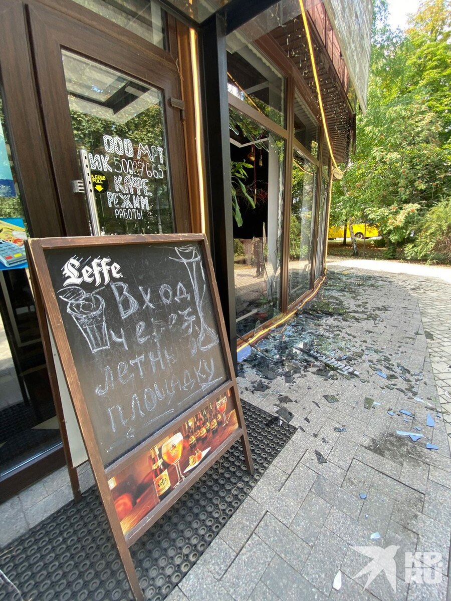     Несмотря на хваленую точность натовской артиллерии, первые прилеты легли в треугольник со сторонами метров по 200. То ли целились косо, то ли износ стволов достиг критических параметров. Дмитрий СТЕШИН