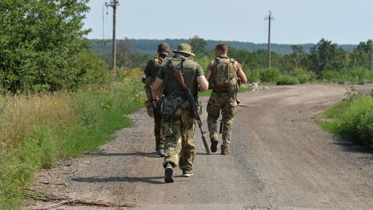 Бои за торецк последние новости. Военнослужащие Украины. Российский солдат.