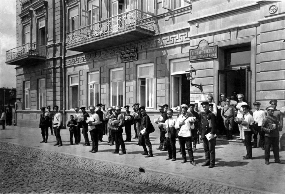 Почтальоны у Почтамта, Баку, 1915г