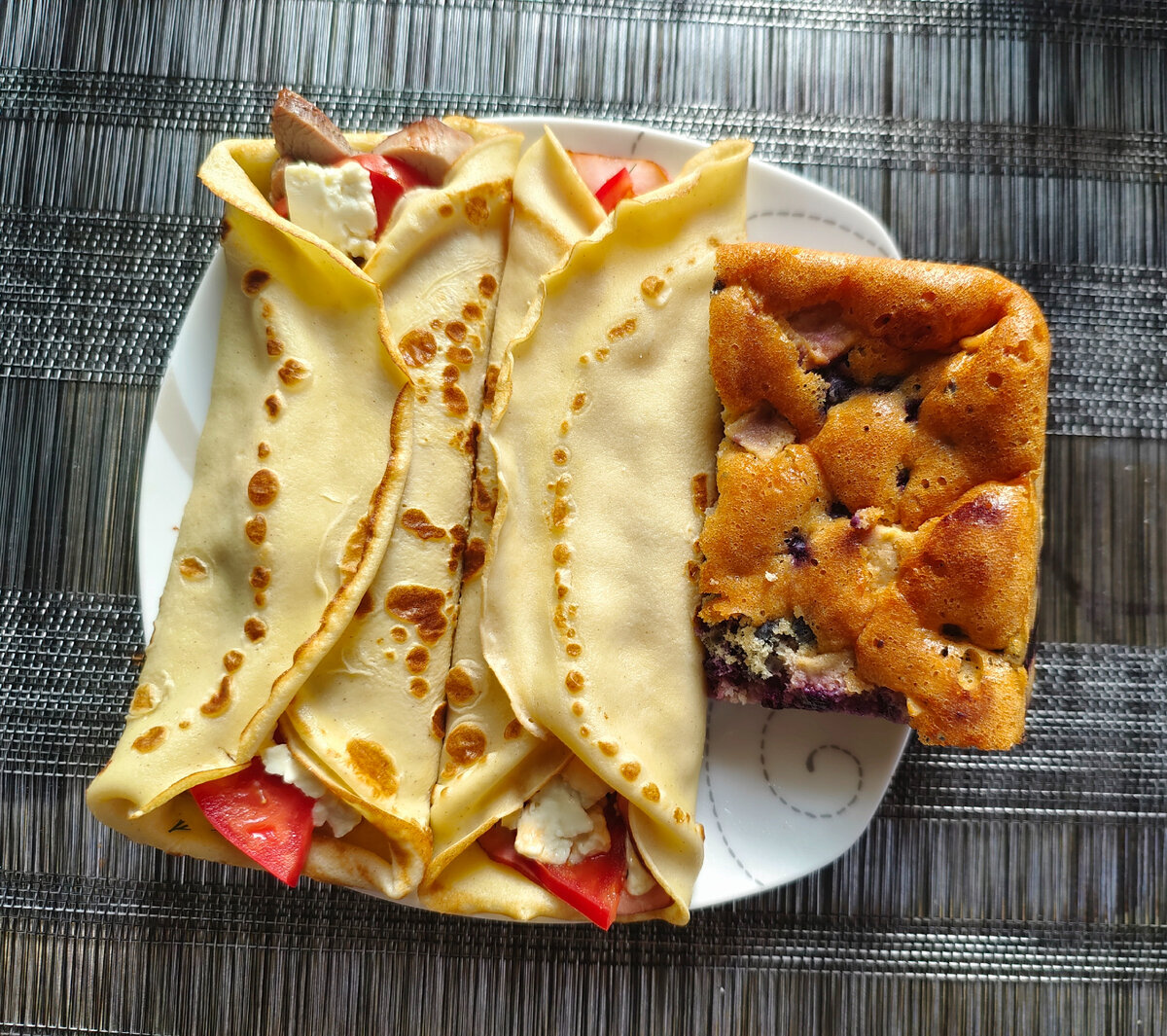 Блины с мясом и сыром, помидором. Шарлотка. И сырник потом - не фотографировала.