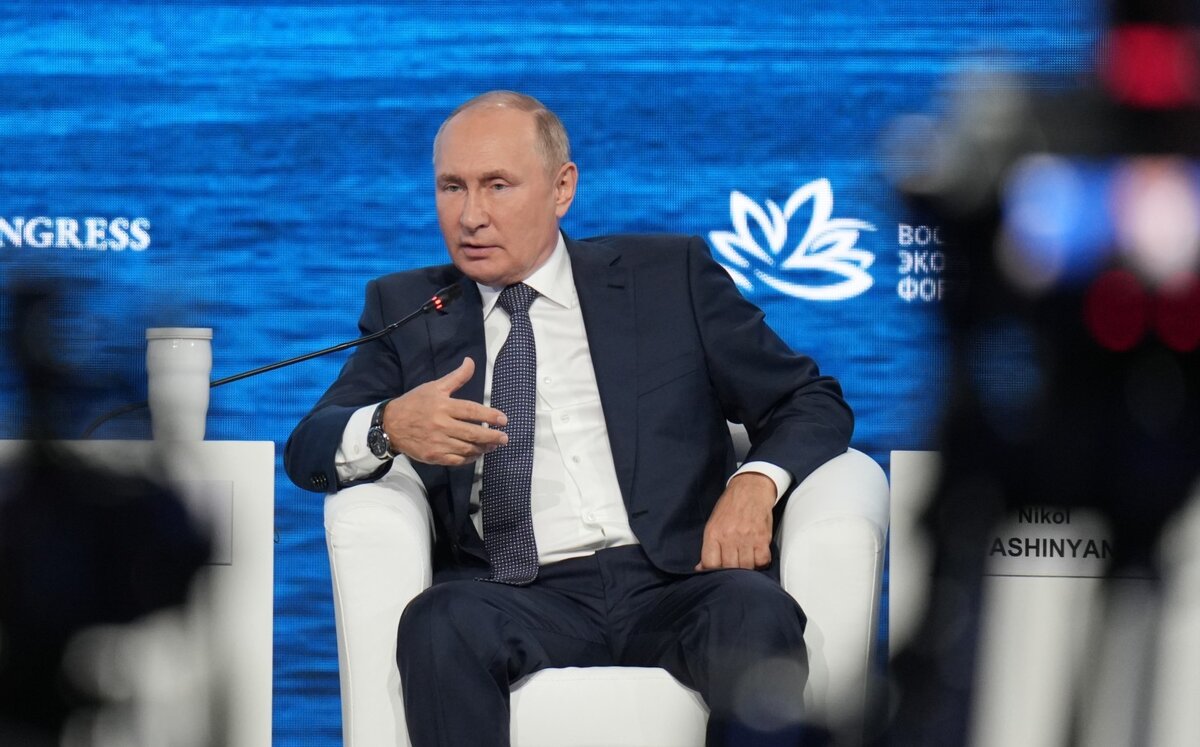 "Мы будем полностью выполнять наши контрактные обязательства, но если кто-то попытается нам что-то навязать, хочу отметить: те, кто нам что-то навязывает, не в том положении находятся сегодня, чтобы диктовать нам свою волю. Пусть одумаются", - президент Путин на пленарной сессии Восточного экономического форума во Владивостоке, 7 сентября 2022