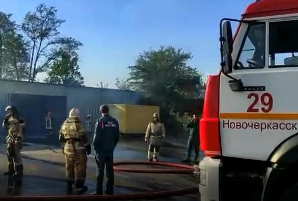     Огнем были охвачены три из четырех складов, расположенных на улице Западной, 3.