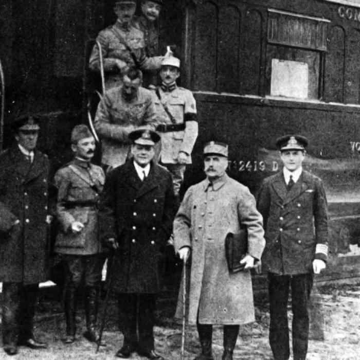 Маршал Фердинанд Фош перед подписанием Компьенского перемирия 11 ноября 1918 г.