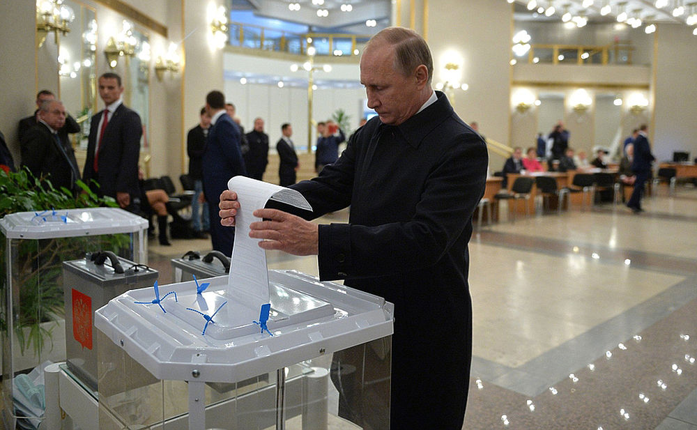 Президент России Владимир Путин принимает участие в выборах. Фото Администрации Президента.