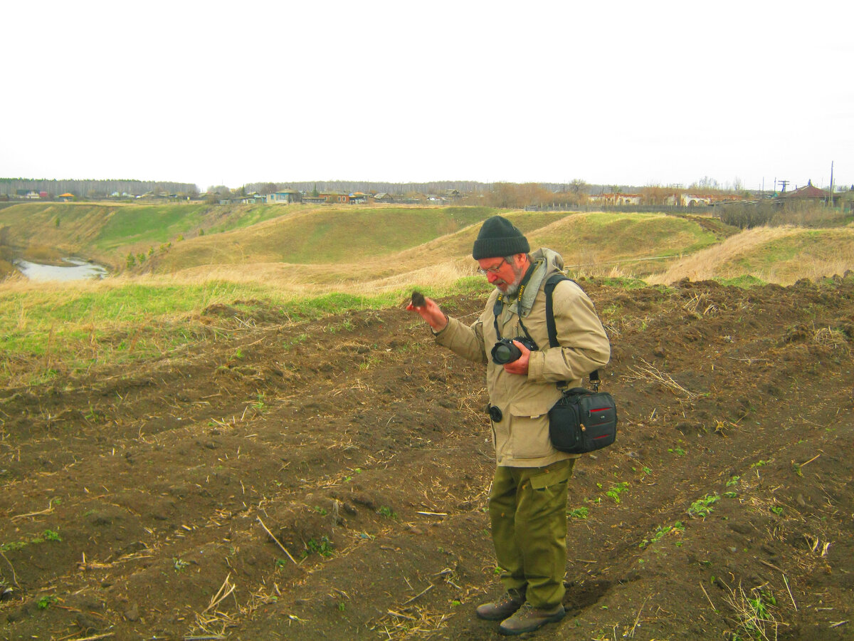 Доктор исторических наук, профессор древней истории А.Д. Таиров осматривает мыс с признаками поселения эпохи бронзового века в Русской Тече