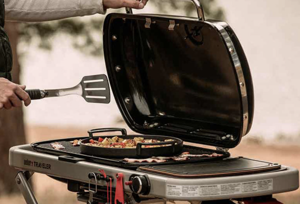 Weber traveler гриль. Газовый гриль Weber traveler. Гриль газовый Weber traveler Compact. Сковородка в гриль Вебер Тревелер. Аксессуары для Weber traveler