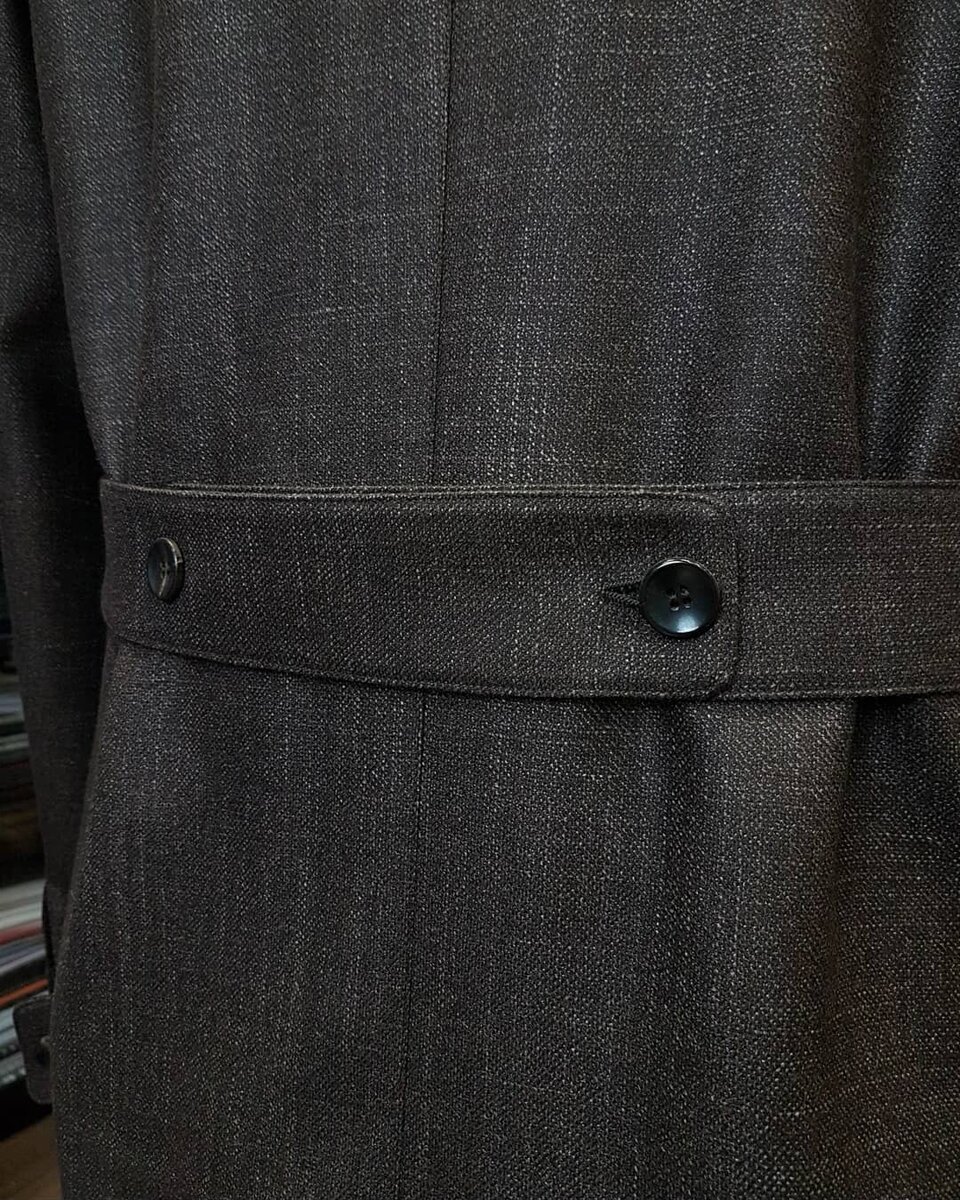 Куртка сафари из шерсти с кашемиром и шелком в добротном весе. Ткань обладает роскошным туше и обеспечивает исключительный комфорт. Изготовлена вручную в ателье Bourbaki.