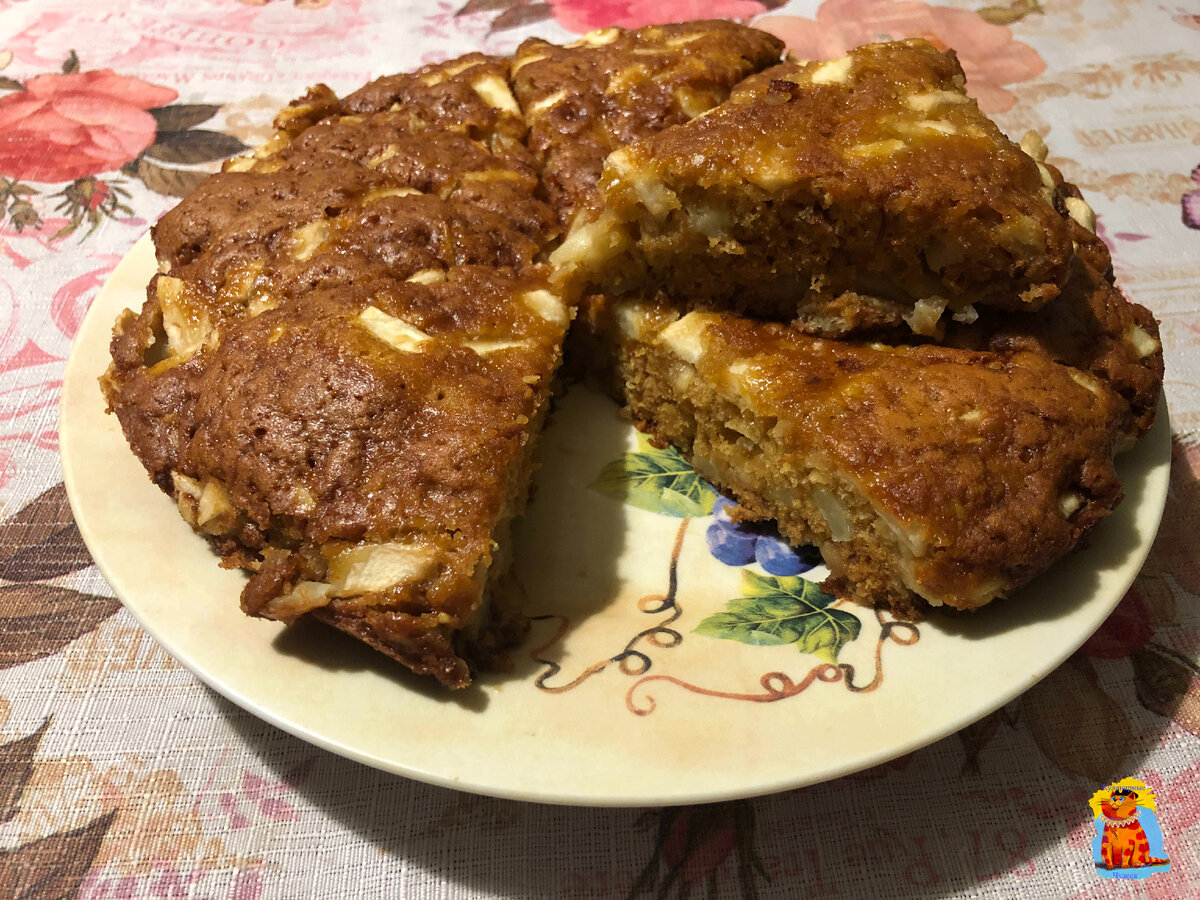 Шарлотка с яблоками и медом