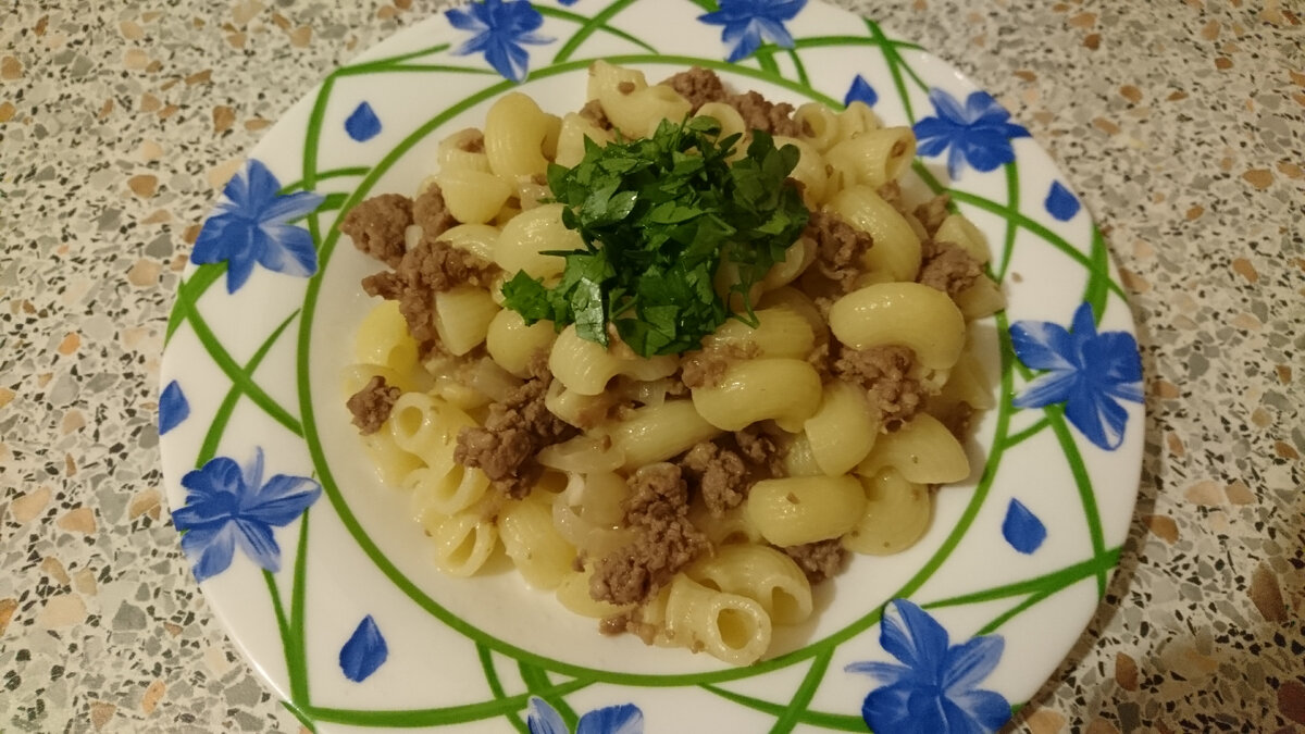 Ингредиенты : Фарш - 300 гр. Макароны - 250 гр. Вода - 300 мл. Лук - 1 шт. Масло раст - 2 ст.л. Чеснок - 2 зубчика. Соль, перец по вкусу. 