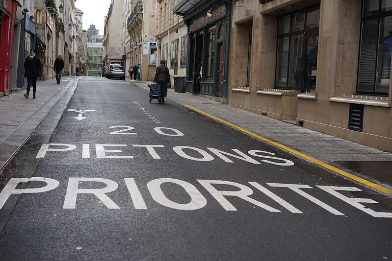 Улица с приоритетом пешеходов в Париже. Фото: Martti Tulenheimo.