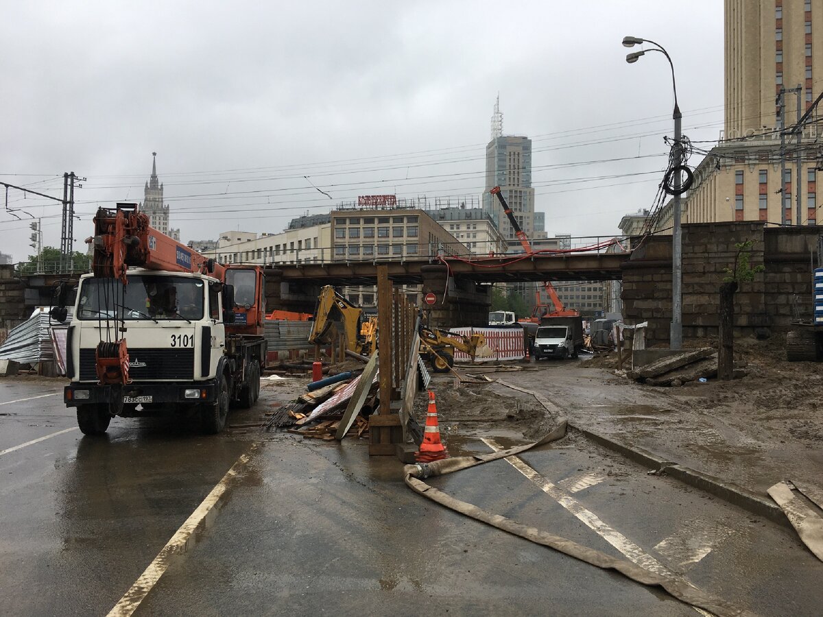 Дорога от метро к офису начинается с обхода строительных работ, которые ведутся вокруг путепровода в связи с его расширением под МЦД. Работы идут активно, поэтому долго продлиться не должны. 