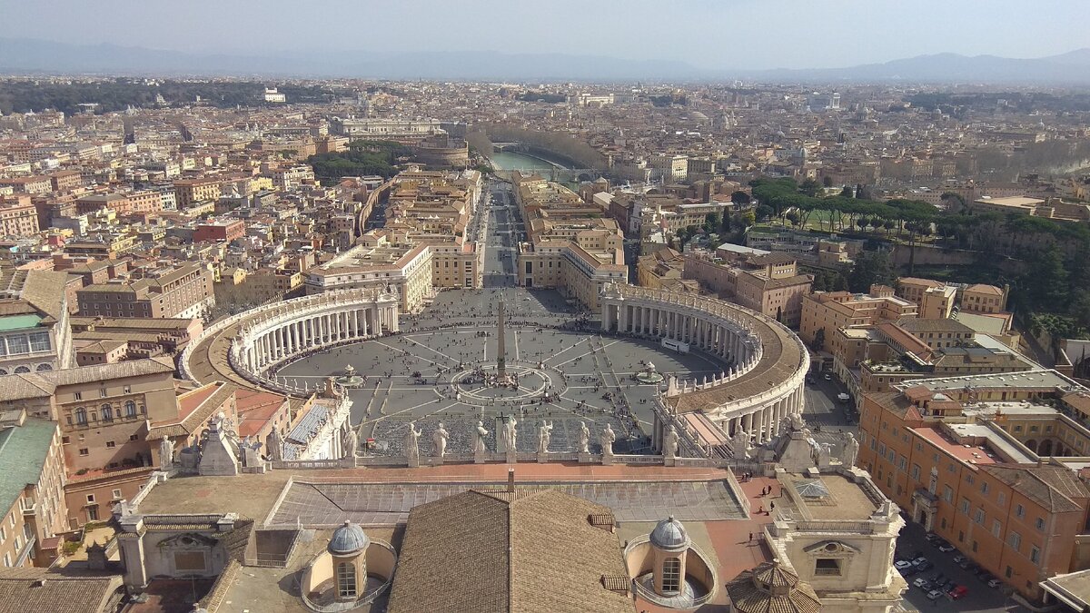 Рим. Вид на площадь Святого Петра с собора Святого Петра. личное фото