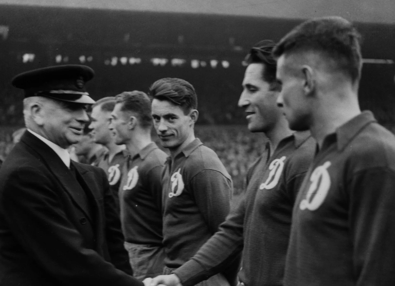 Ассоциация футбола Англии осенью 1945 года обратилась в советское посольство в Лондоне с инициативой: пригласить на Британские острова сильнейшую футбольную команду СССР для проведения ряда...