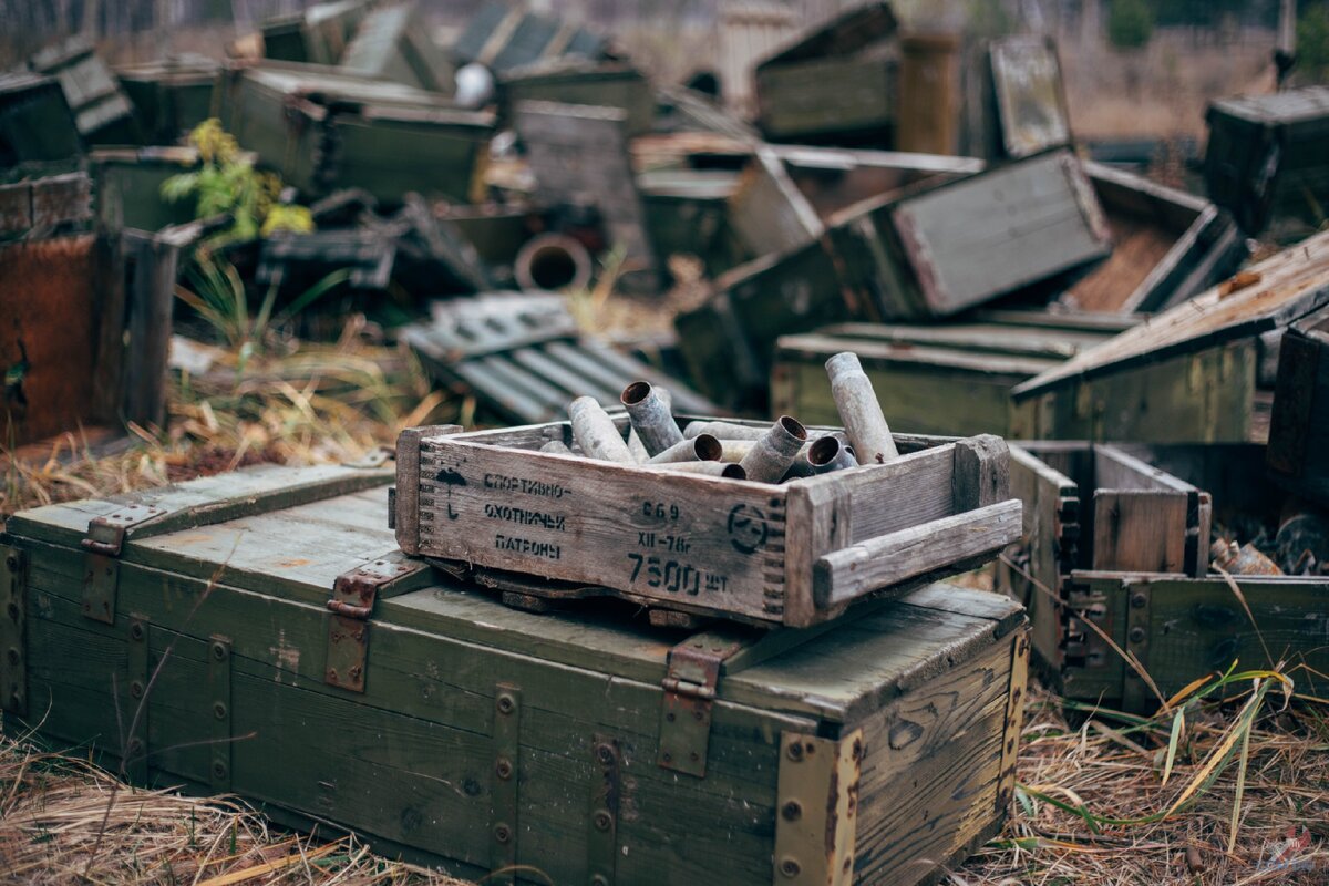 Так выглядит заброшенный артиллерийский склад боеприпасов. Показываю найденные гранатомёты и жилой городок