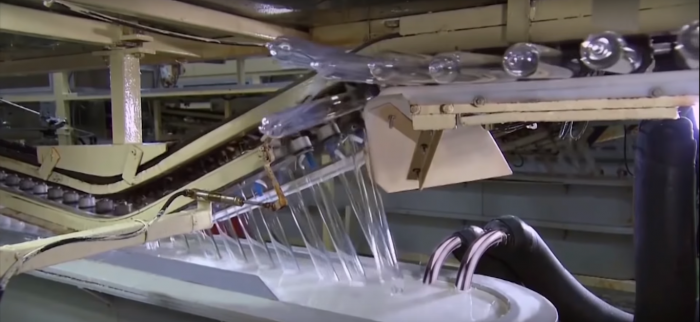 Чистые стеклянные пробирки окунают в горячий латекс, дают высохнуть и погружают в смесь повторно. Таким образом достигается нужная толщина изделия.Презервативы изготавливаются на специальном конвейере