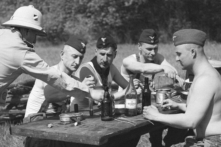 Фашисты выпивают