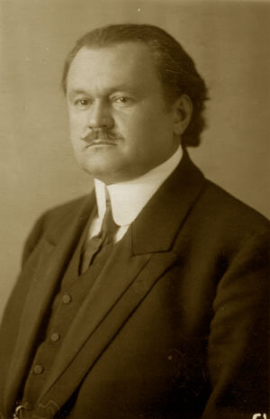 Николай Евгеньевич Марков (2.4.1866–22.4.1945) был депутатом Государственной Думы III и IV созыва и признанным лидером фракции правых, вторым председателем Союза Русского Народа, в эмиграции – председателем Высшего Монархического Совета. Для либералов Марков и до революции, и в эмиграции был символом ненавистного черносотенства, поэтому его фигура изрядно очернена в советской и либеральной историографии.