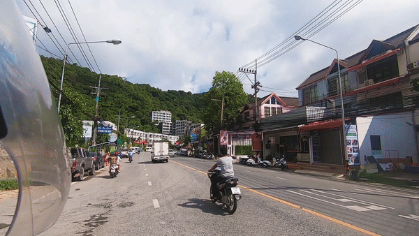 С GOOGLE MAPS реально очень удобно. Мы ни разу не потерялись. До всего добрались, везде, где хотели прокатились. Это, кстати, дорога до Пхукет Тауна - главного города острова.